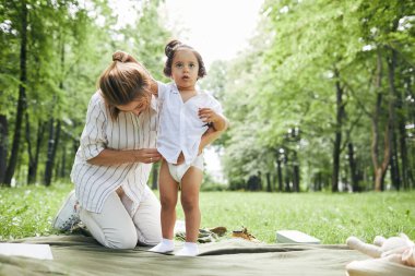 Anne ve oğlu parkta.