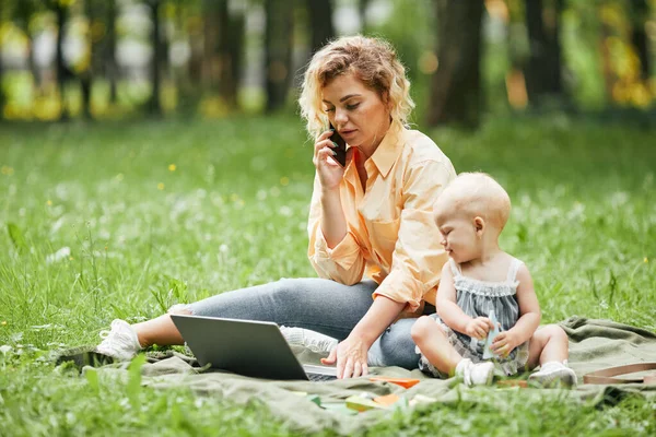 Μητέρα εργασίας Remote στο πάρκο — Φωτογραφία Αρχείου