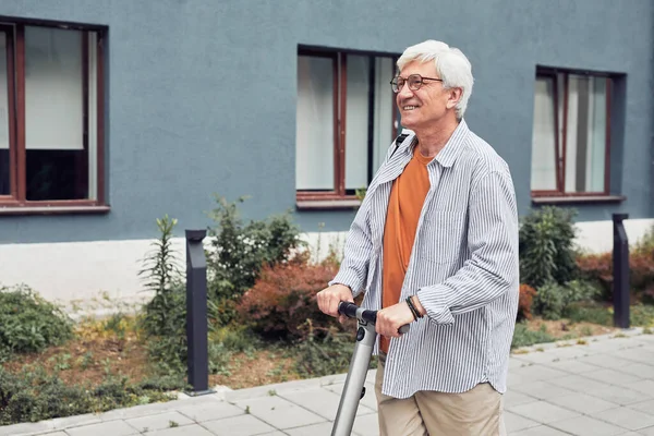 Moderno Senior Man Riding Scooter — Fotografia de Stock