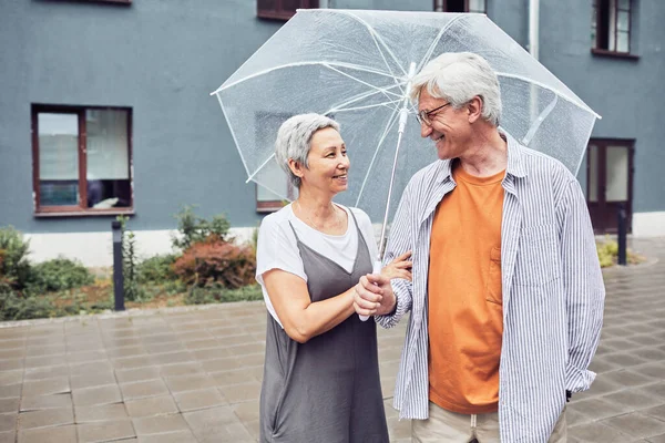 Pareja madura moderna bajo la lluvia —  Fotos de Stock