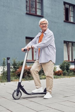 Son sınıf öğrencisi scooter kullanıyor.