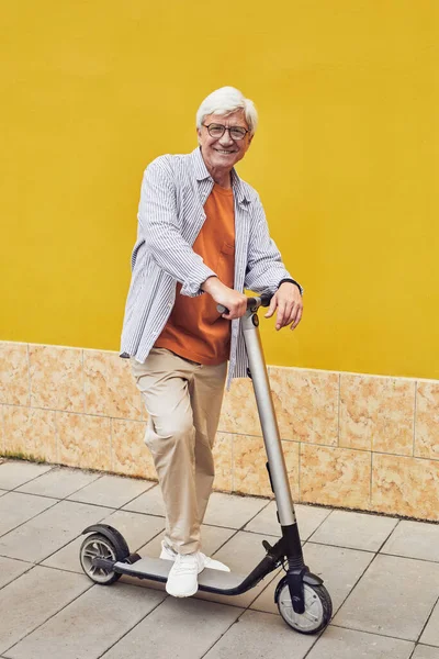 Érett Man Riding Scooter sárga — Stock Fotó