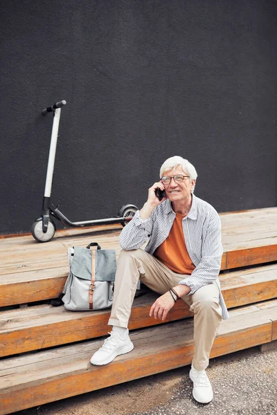 Homem Senior Ativo Falando por Smartphone na Cidade — Fotografia de Stock