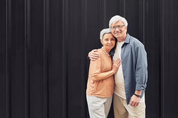 Retrato de pareja madura moderna Abrazando —  Fotos de Stock