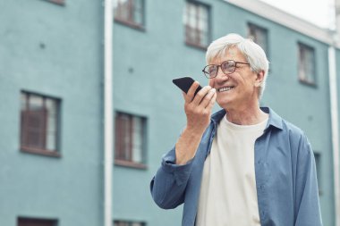 Şehirde Akıllı Telefon Kullanan Modern Olgun Adam