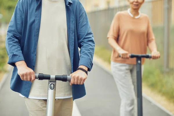 Coppia matura Equitazione scooter — Foto Stock