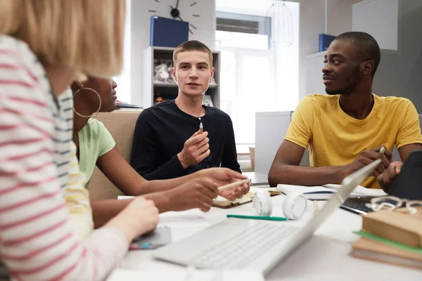 Étude de groupe au Collège — Photo