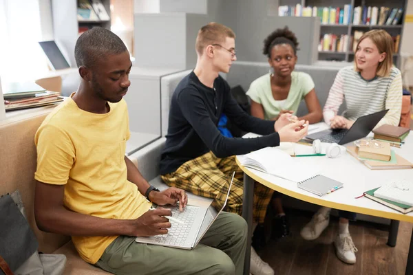 Diverse groep van studenten — Stockfoto