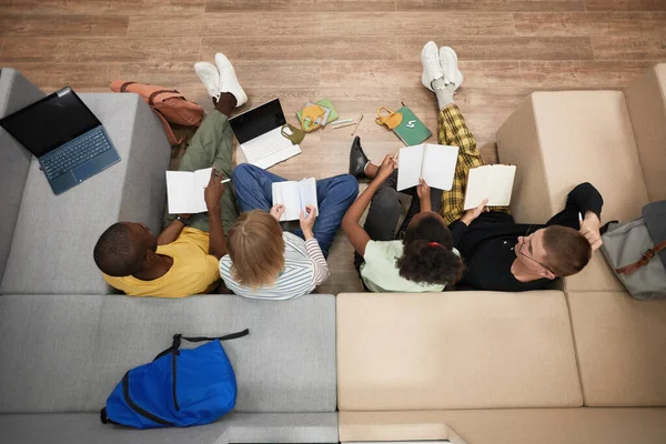 Vrienden in College Top View — Stockfoto