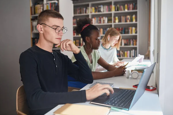 Estudantes que trabalham em fileira — Fotografia de Stock