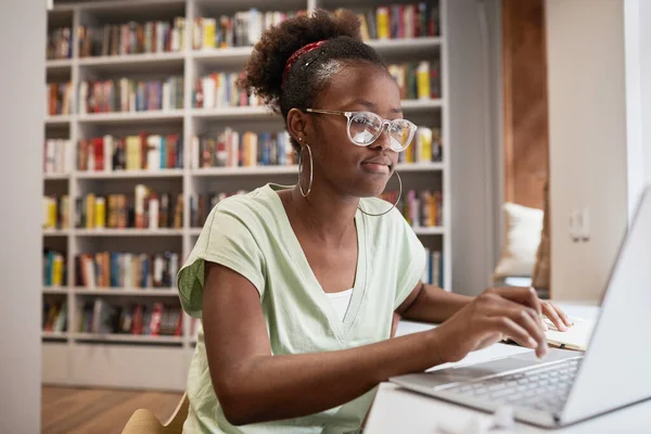 Afrikansk amerikansk student maskinskrivning — Stockfoto