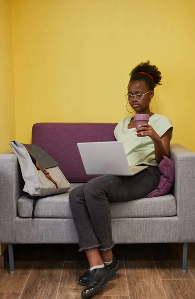 Jovem mulher afro-americana usando laptop na faculdade — Fotografia de Stock