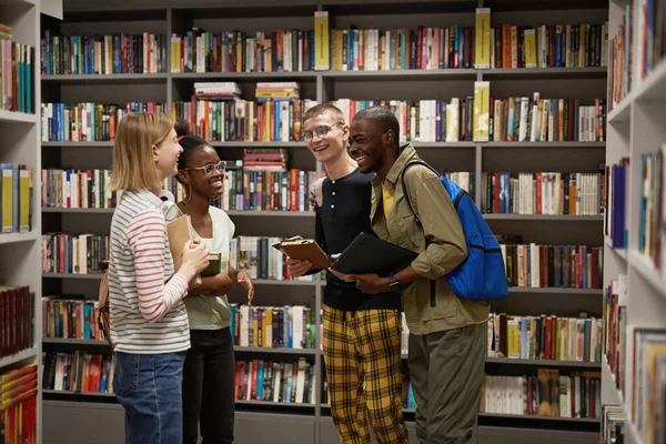 Grupo Diverso de Estudantes em Biblioteca — Fotografia de Stock