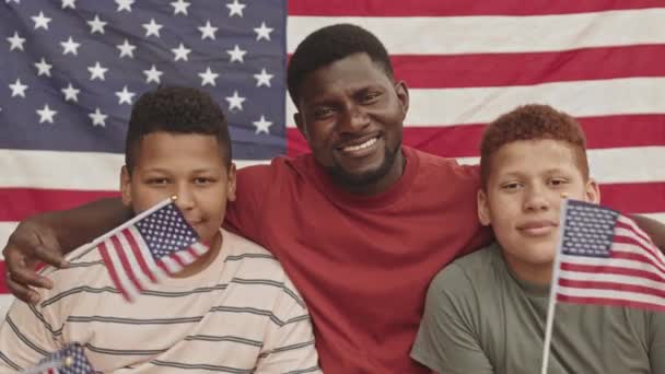 아프리카 미국인 남자의 야외에서 국기를 흔들며 국기를 배경으로 카메라를 — 비디오