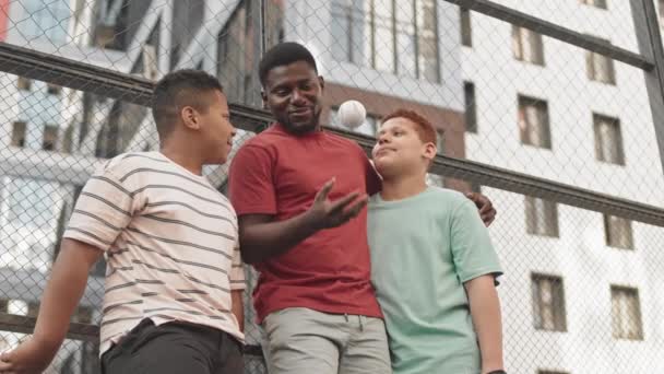 Tiro Médio Jovem Afro Americano Com Beisebol Nas Mãos Conversando — Vídeo de Stock