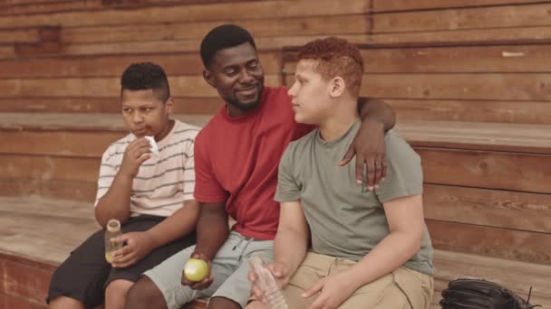 Medium Shot Cheerful African American Man Resting Outdoor Training Together — Stock Video