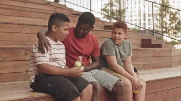 Plan Moyen Père Athlétique Ses Deux Fils Adolescents Parlant Après — Video
