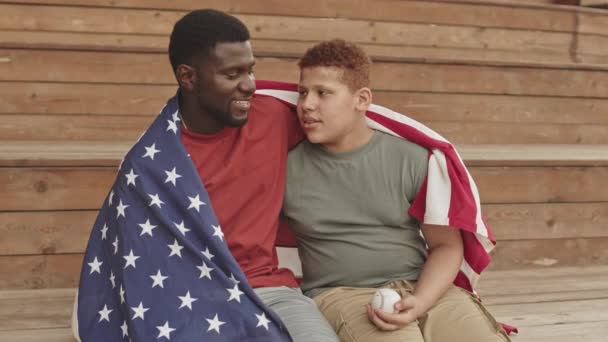 Közepes Lövés Boldog Fekete Férfi Beszél Tinédzser Fia Megvitatása Baseball — Stock videók