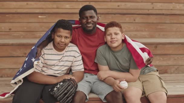 Portrait Moyen Homme Afro Américain Heureux Avec Drapeau Des États — Video