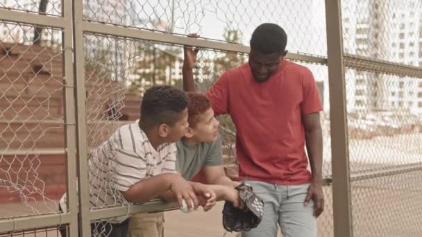 Medium Shot African American Man Talking Two Teenage Sons Outdoor — Stock Video