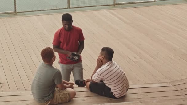 Genç Afro Amerikalı Bir Adamın Iki Genç Çocuğa Beyzbol Öğrettiği — Stok video