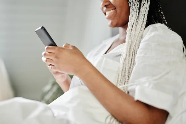 Meisje met behulp van smartphone in de ochtend — Stockfoto