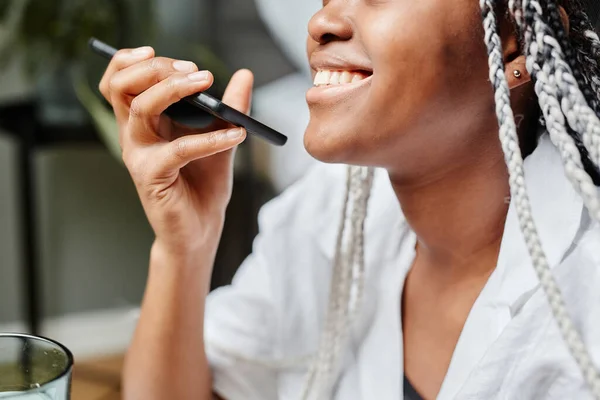 Leende kvinna håller Smartphone närbild — Stockfoto