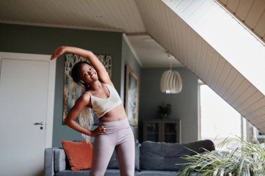 Afro-Amerikalı Kadın Evinde Esniyor