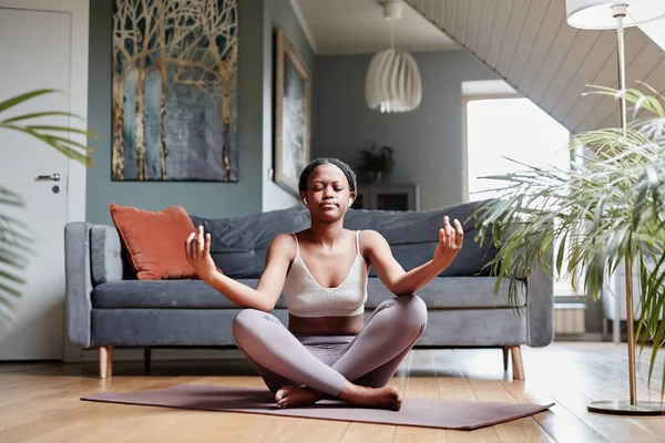 Donna afroamericana che medita a casa — Foto Stock