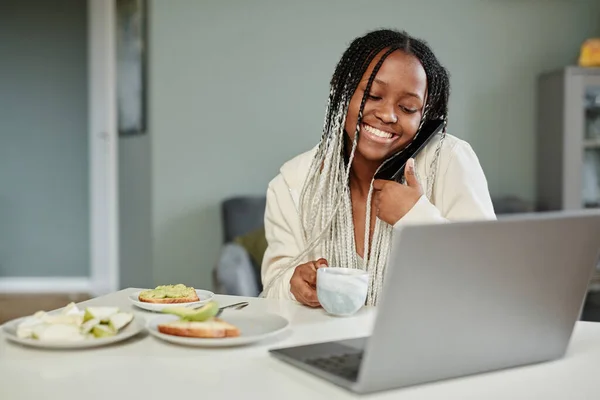 Leende afrikansk amerikansk kvinna hemma — Stockfoto