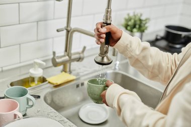 Kadın Bulaşıkları Kapat