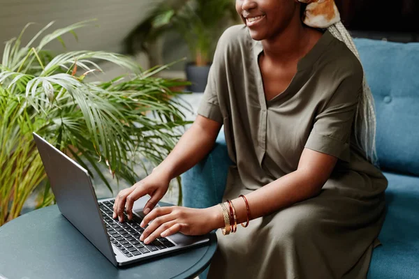 Afroamerikansk affärskvinna som arbetar hemifrån — Stockfoto