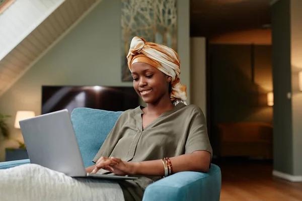 Ung afroamerikansk kvinna som använder laptop — Stockfoto