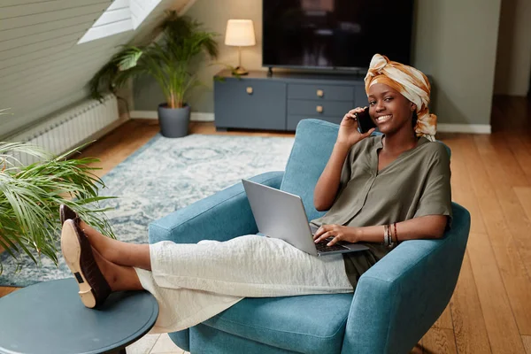 Empresaria sonriente trabajando desde casa — Stockfoto