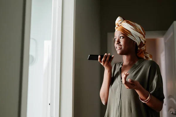 Mulher usando smartphone em casa — Fotografia de Stock