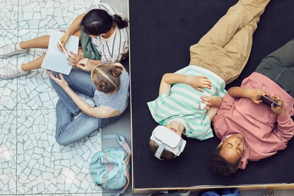 Moderne kinderen ontspannen in de School Lounge — Stockfoto