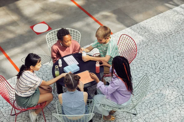 Schoolkinderen bij de lunch Buiten — Stockfoto