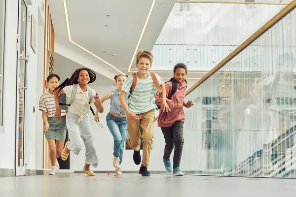 Kinderen rennen op school — Stockfoto