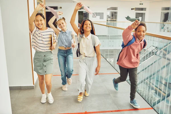 Kinderen nemen af maskers op school — Stockfoto