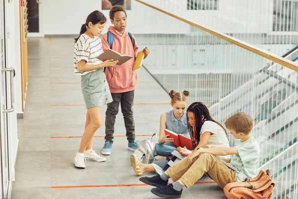 Kinderen wachten in het schoolgebouw — Stockfoto