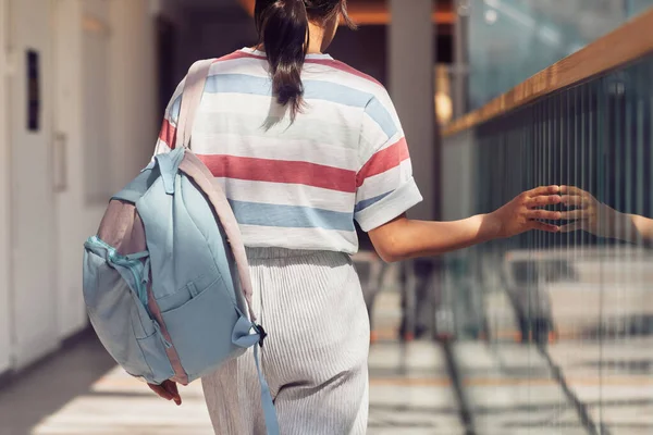 Meisje wandelen naar school in het zonlicht — Stockfoto