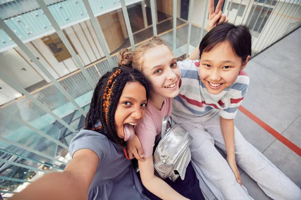 Mladé dívky berou Selfie ve škole — Stock fotografie