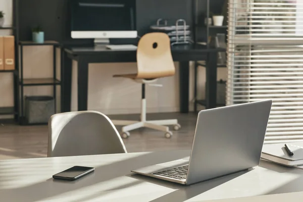 Oficina Lugar de trabajo en la luz del sol — Foto de Stock