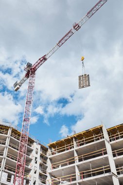 Vinç gökyüzüne karşı şantiyede