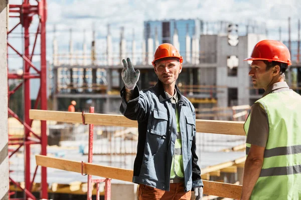 Två arbetstagare på byggarbetsplatsen — Stockfoto