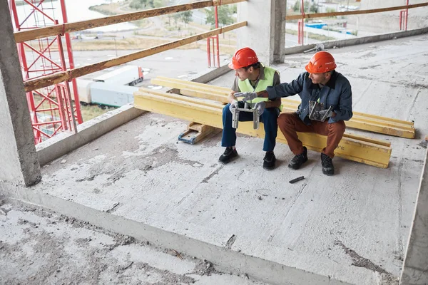 Az építési területen szünetet tartó munkavállalók — Stock Fotó