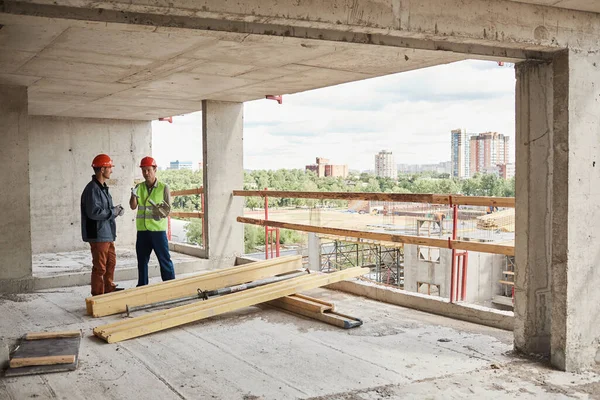 Werknemers op bouwplaats Brede hoek — Stockfoto