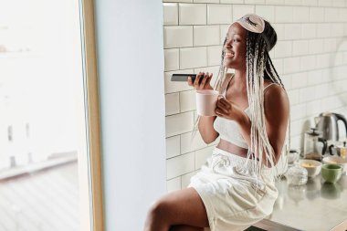 Genç bayan mutfakta.