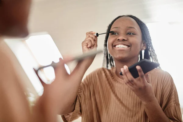 Jovem mulher fazendo maquiagem — Fotografia de Stock