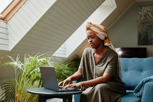 Afroamerykanka pracująca w domu — Zdjęcie stockowe